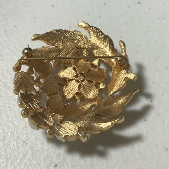 Vintage Trifari 1950’s Crown SorrentoPearls Baby Tooth Brooch